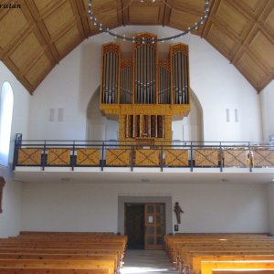 Blick in den Kirchenraum und zur Orgel, Marienkirche Davos