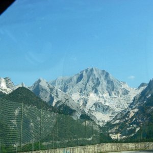 Carrara: Blick auf die Marmor-Berge