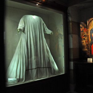 Kleid der Hl.Klara in der Kirche Sa.Chiara in Assisi