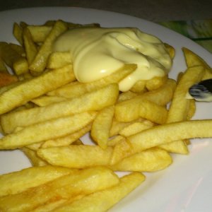 Pommes mit Mayo