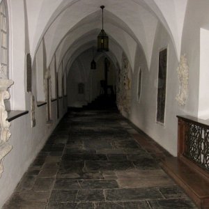 Franziskanerkloster (an den Wänden alte Grabtafeln), Graz