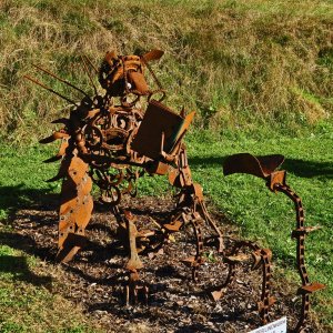 Kunst zwingt Rost - Lesender Drache mit Brille