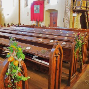 Kirchenstühle mit Namensschildern