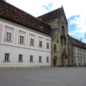 Stift Heiligenkreuz, Innenhof und Eingang Stiftskirche