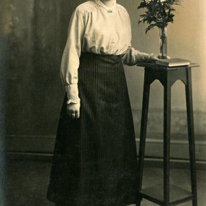 Dame, um 1910