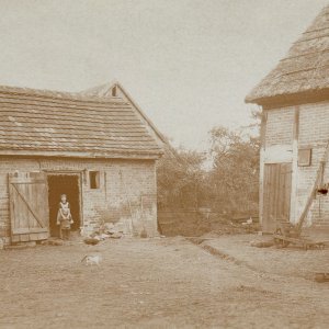 Mädchen spielen am Bauernhof