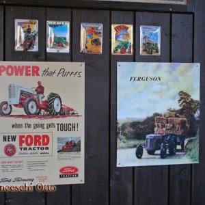 Alte Werbeschilder von Traktoren