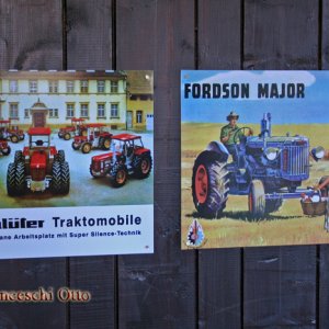 Alte Werbeschilder von Traktoren