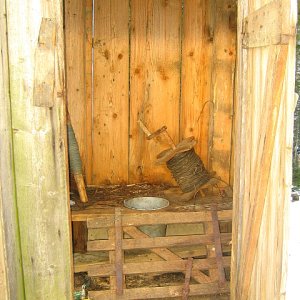 Altes Plumpsklo