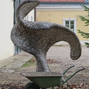Kunst mit Scheibtruhe