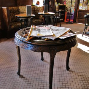 Zeitungstischchen im Café Eiles in Wien-Josefstadt.