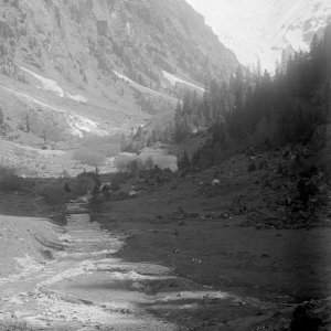 Zillertal, Floitengrund Baumgartenalm mit Lawinenkegel, 14. Juli 1919