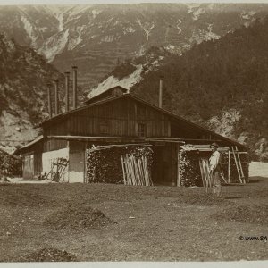 Holzverarbeitung? Latschenbrennerei?