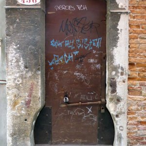 Tür eines Weinhändlers im Rialto-Viertel