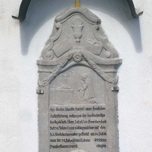 Dormitz: Grabstein an der Wallfahrtskirche St. Nikolaus