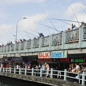 Fischer auf der Galatabrücke in Istanbul