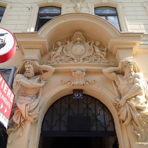 klassizistisches Hausportal mit Titanen, Wien