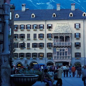 Innsbruck Brunnen vor Trautsonhaus