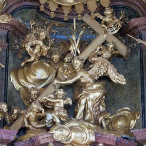 Engel mit den Arma Christi im Auszug des Hochaltars