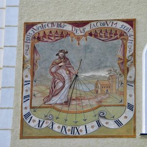 Sonnenuhr an der Kirche von Tamsweg