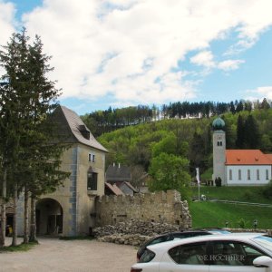 Burghof mit Ringmauer der Burg Plankenstein bei Texing