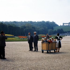 Vintage Gloriette mit Kinderwagen, Schönbrunn