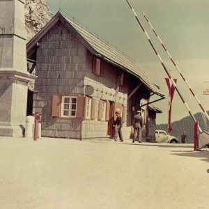 Loiblpass mit Staatsgrenze