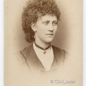 1873 ondulierte haare halsband
