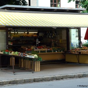 Innsbruck Schillerstraße: Blumen - Obst