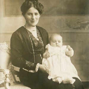 Mutter und Baby beim Fotografen