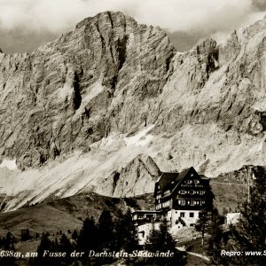 Austriahütte am Fuße der Dachstein-Südwände