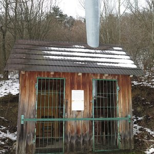 Wetterschiesshütte und Wetterschutzschirm oberhalb von Gumpoldskirchen