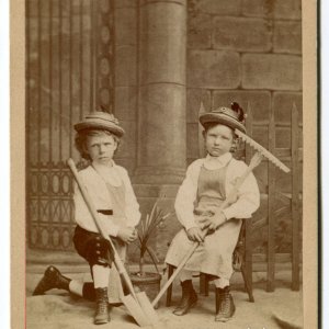 Medium 'die traurigen gärtner' in der Kategorie 'Fotographica und Modegeschichte 1860 bis 1920'