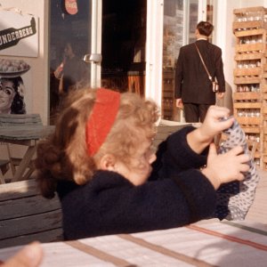 Vintage: Kind beim Flaschenöffnen..