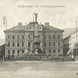 Innsbruck, Bahnhofplatz mit Vereinigungsbrunnen