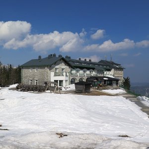 Südwestansicht des Raxalpen-Berggasthofes und Bergstation der Raxseilbahn