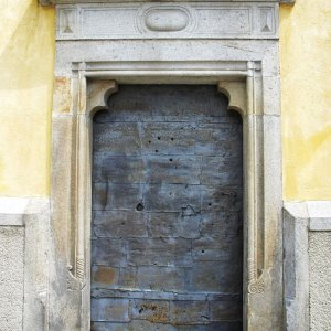 Westtor mit Helebardenhieben