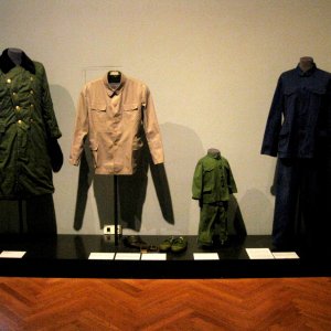 Kleidung und Uniformen aus der Zeit der chinesischen Kulturrevolution