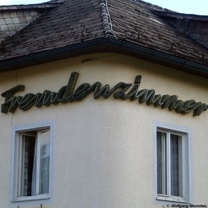 Neonschriftzug Fremdenzimmer