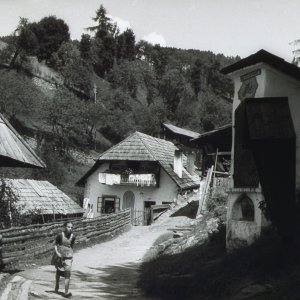 Mädchen am Bergbauernhof, 1940er-Jahre