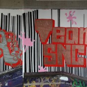 Graffiti-Produktion mehrerer Künstler:CesarOne.SNC-Mind21.SNC