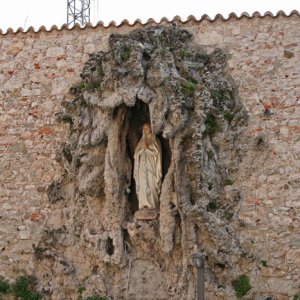 Madonna in einer künstlichen Grotte in Saló am Gardasee
