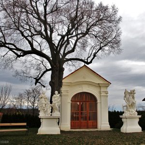Kapelle mit Figurengruppen