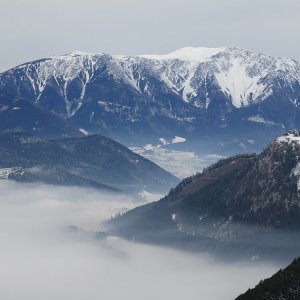 Blick (gezoomt) über das Gelände zum Schneeberg