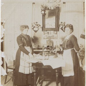 Dienerinnen um 1905
