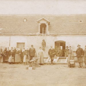 Bauernhof mit Personal um 1910