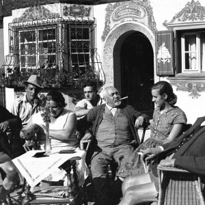 Hans Kreid der Besitzer des Hotel Kreid (mit Zigarre) mit der Familie Liens