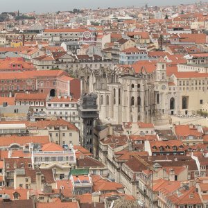 Blick zum Elevador de Santa Justa von der Burg