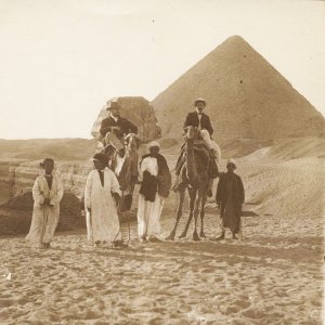 Hans Kreid vor den Pyramiden um 1900