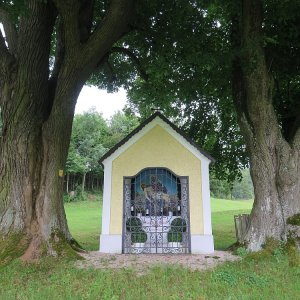 Die Perndoner Kapelle von zwei  Winterlinden flankiert